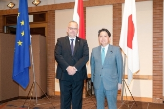 2022年6月 林外務大臣（当時）とフェリング大使（当時）©Embassy of Luxembourg in Tokyo